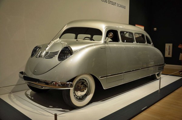 Уилям Стаут (1880-1956) заслужава признание за създаването на един от първите в света миниванове и един от най-футуристичните автомобили през 30-те години на миналия век. Дълъг, висок и тесен, Scarab не прилича на нищо друго по американските пътища по онова време. Вътре също е толкова футуристично, защото пътниците се наслаждават на околно осветление, електрически ключалки и филтър за прах, който е полезен по черни пътища. Собствениците могат да местят тапицираните с кожа седалки из кабината, ако е необходимо.

Стаут не се интересуваот преследване на обема. Той оценява Scarab на около 5000 долара (около 95 000  в днешни пари) и го продава само с покана. Девет единици са построени до края на производството на Втората световна война.